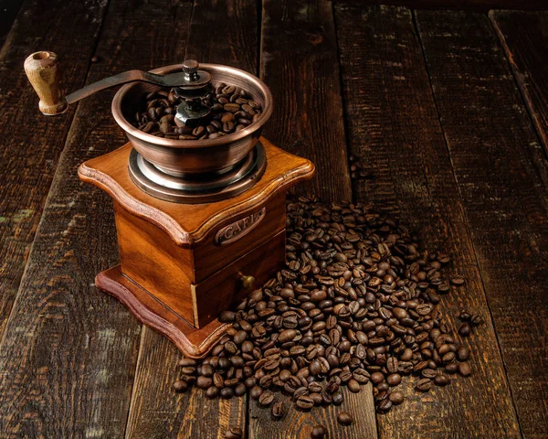 Moedor de café no velho fundo rústico. Textura de madeira — Fotografia de Stock