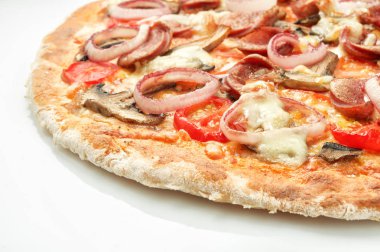 Sosis ve beyaz zemin üzerine soğan lezzetli pizza