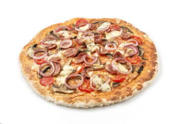 Sosis, mantar ve soğan beyaz zemin üzerine lezzetli pizza