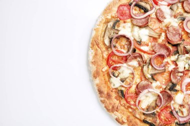 Sosis ve soğan ışık arka plan üzerinde lezzetli pizza. Üstten Görünüm
