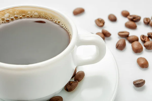 Close-up café quente com grãos no fundo claro — Fotografia de Stock