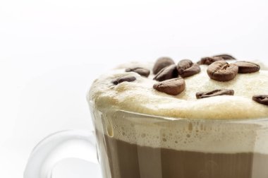 Sushi seti üzerinde beyaz izole. Yola