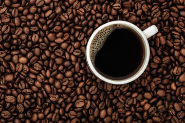 Sushi seti üzerinde beyaz izole. Yola