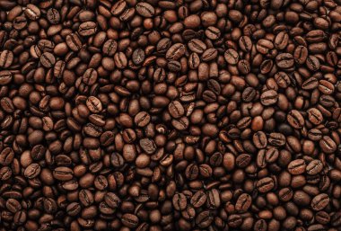 Sushi seti üzerinde beyaz izole. Yola