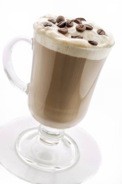 Sushi seti üzerinde beyaz izole. Yola