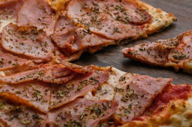 Jambon ve peynir ile lezzetli pizza jambon dilim