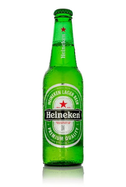 Redactionele foto van Heineken bier geïsoleerd op wit. Pad opgenomen — Stockfoto