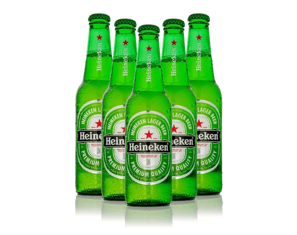 Редакционная фотография пива Heineken, выделенного на белом фоне. Путь включен — стоковое фото