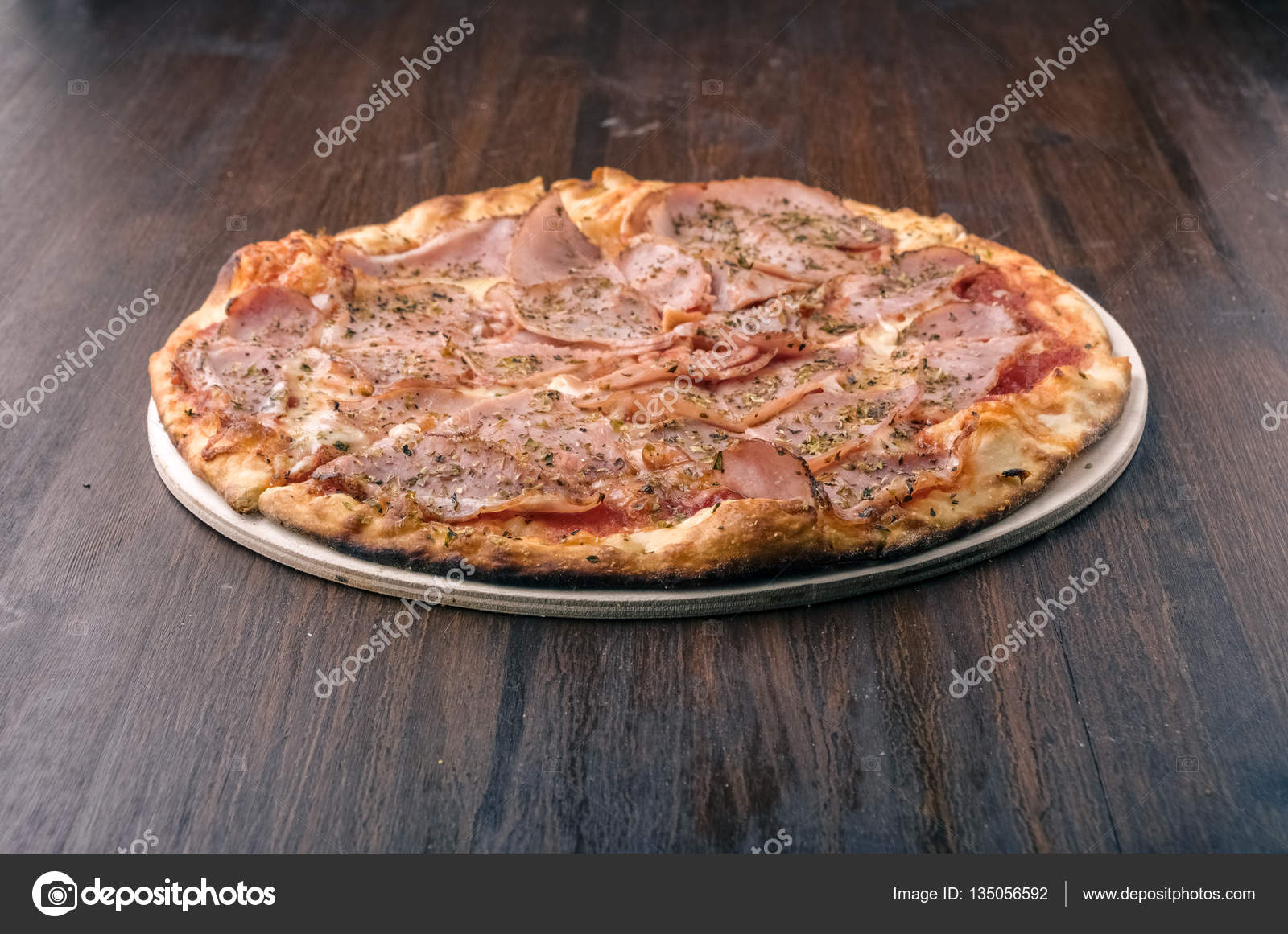 Stück Pizza mit Schinken und Käse auf Holztisch — Stockfoto © scube ... Stück Pizza mit Schinken und Käse auf Holztisch — Stockfoto © scube ...