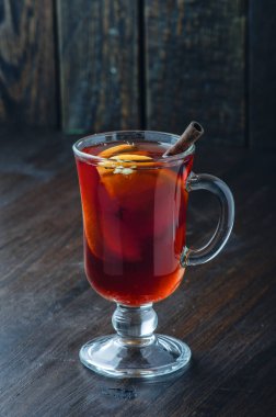 Cinnamin ve turuncu koyu arka plan üzerinde mulled şarap