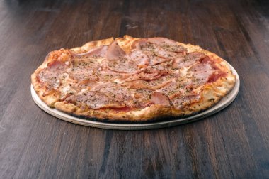 Dilim pizza jambon ve peynir ahşap masa üzerinde