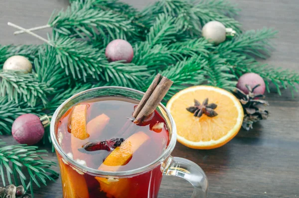 Vinho amassado com canela e laranja na decoração de Natal — Fotografia de Stock