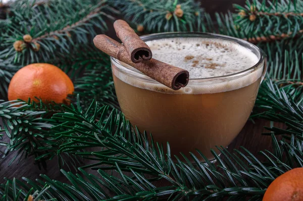 Kopi dengan kayu manis dan jeruk keprok pada dekorasi natal — Stok Foto