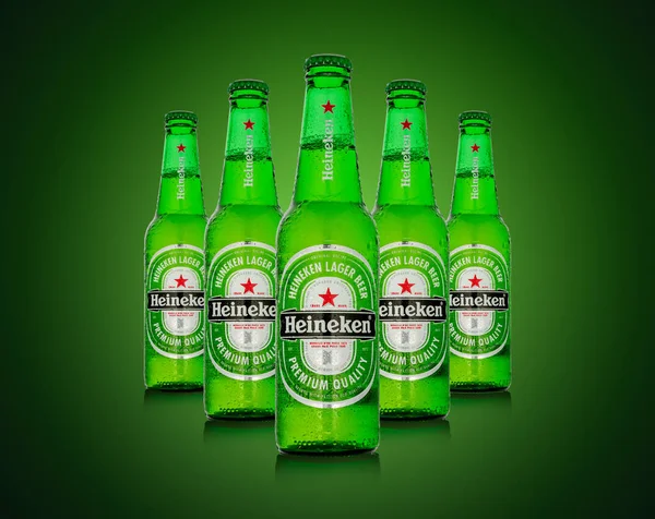 Redactionele foto van Heineken bier op groene achtergrond. Pad opgenomen — Stockfoto
