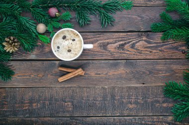 Kahve fincanı Noel dekorasyonu üzerine tarçın sopa ile. Üstten Görünüm