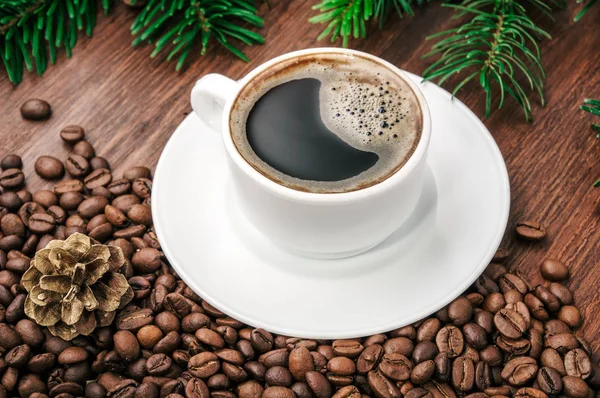 Närbild hett kaffe på juldekoration. — Stockfoto