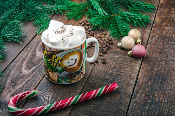 Кофе с зефиром на рождественском фоне — стоковое фото
