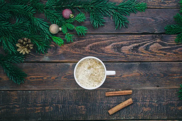 Кофе с коричными палочками на рождественском украшении. Вид сверху — стоковое фото