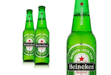 Editoryal fotoğraf üzerinde beyaz izole Heineken bira. Yola