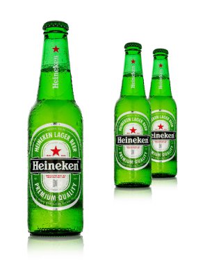 Editoryal fotoğraf üzerinde beyaz izole Heineken bira. Yola