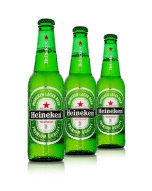 Editoryal fotoğraf üzerinde beyaz izole Heineken bira. Yola