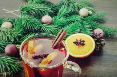 Cinnamin ve turuncu christmas dekorasyon ile mulled şarap