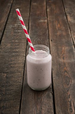 Koyu ahşap masa üzerinde saman ile güler yüzlü