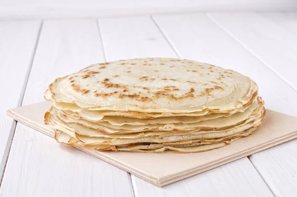 Crêpes sur fond en bois. Shrovetide — Photo