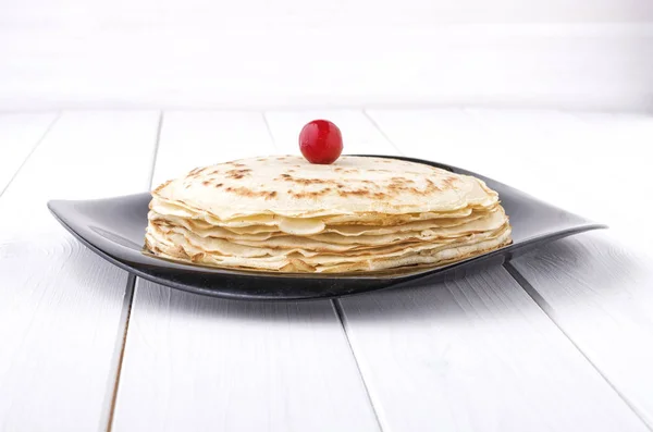 Pfannkuchen mit gefrorener Kirsche auf weißem Holzhintergrund. Fastnacht — Stockfoto