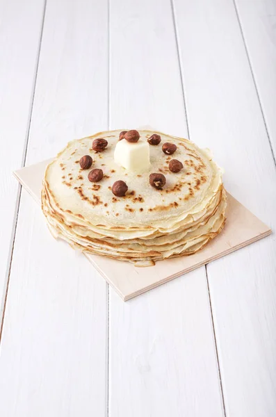Pfannkuchen mit Haselnuss und Butter auf weißem Hintergrund — Stockfoto
