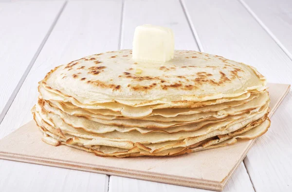 Pfannkuchen auf weißem Holzhintergrund — Stockfoto