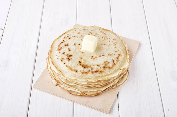 Pfannkuchen mit Butter auf Holzgrund — Stockfoto