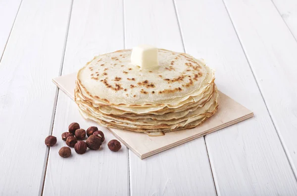 Pfannkuchen mit Butter und Haselnuss auf Holzgrund. — Stockfoto