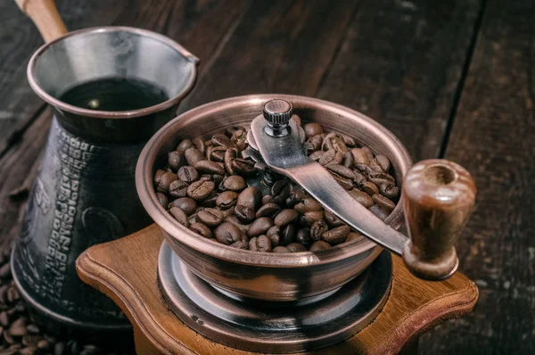 Close up moedor de café com grãos — Fotografia de Stock