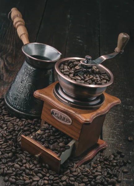 Lidar com moinho de café — Fotografia de Stock