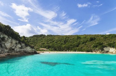 Bir Yunan plajda masmavi su