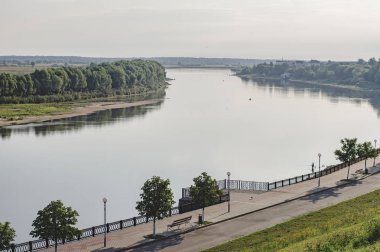Nehir manzarası tepeden. 