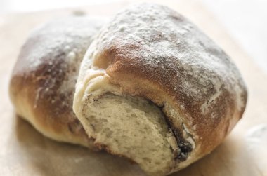 ahşap zemin üzerinde haşhaş tohumu ile buns