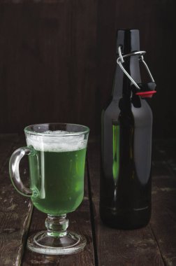 Yeşil bira bardağı ve St Patrick's day için şişe
