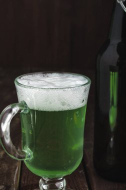Yakın çekim yeşil bira bardağı St Patrick's day için 