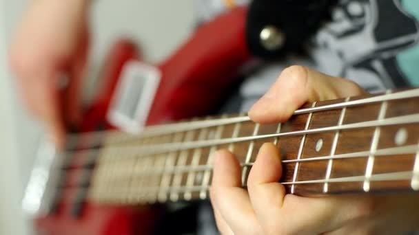 Hombre tocar bajo guitarra — Vídeo de stock