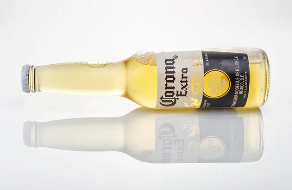Redactionele foto van flesje Corona Extra bier met reflectie — Stockfoto
