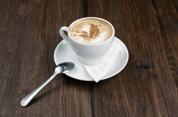 Puchar białej kawy z łyżeczką — Zdjęcie stockowe