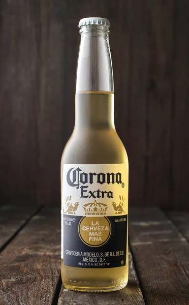 Redactionele foto van Corona Extra bier fles op donkere houten achtergrond — Stockfoto