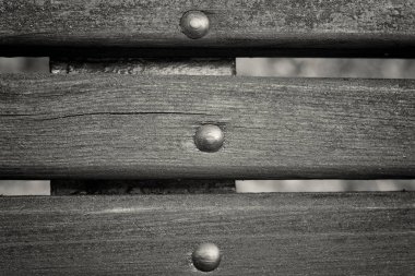 Plakalar üzerinden eski bir ahşap Bank kapatın. Siyah ve beyaz tonlama