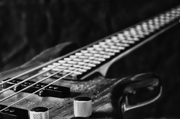 Control de volumen de primer plano de la guitarra baja. Tonificación en blanco y negro —  Fotos de Stock