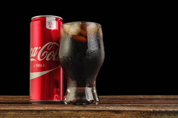 Editorial photo of coca-cola can with glass of cola with ice — Stock Photo, Image