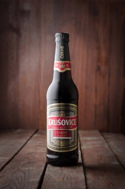 Krusovice cerne Kraliyet bira ahşap arka plan üzerinde düzenleme fotoğraf