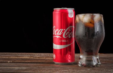 Coca-Cola editoryal fotoğraf buzlu cam ve ahşap masa ve kopya alanı siyah giyebilirsiniz. Yatay fotoğraf