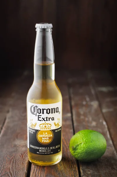 Redactionele foto van Corona bier met kalk op houten achtergrond. Selectieve aandacht — Stockfoto